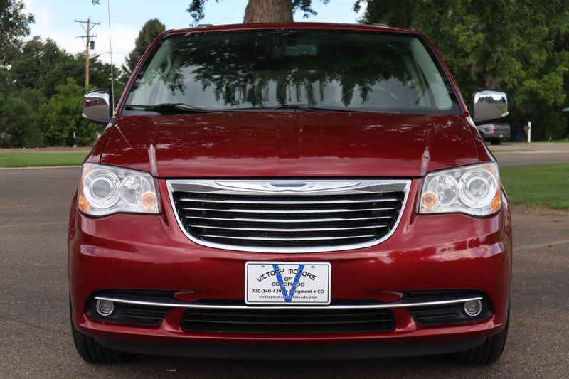 Chrysler Town And Country Photos