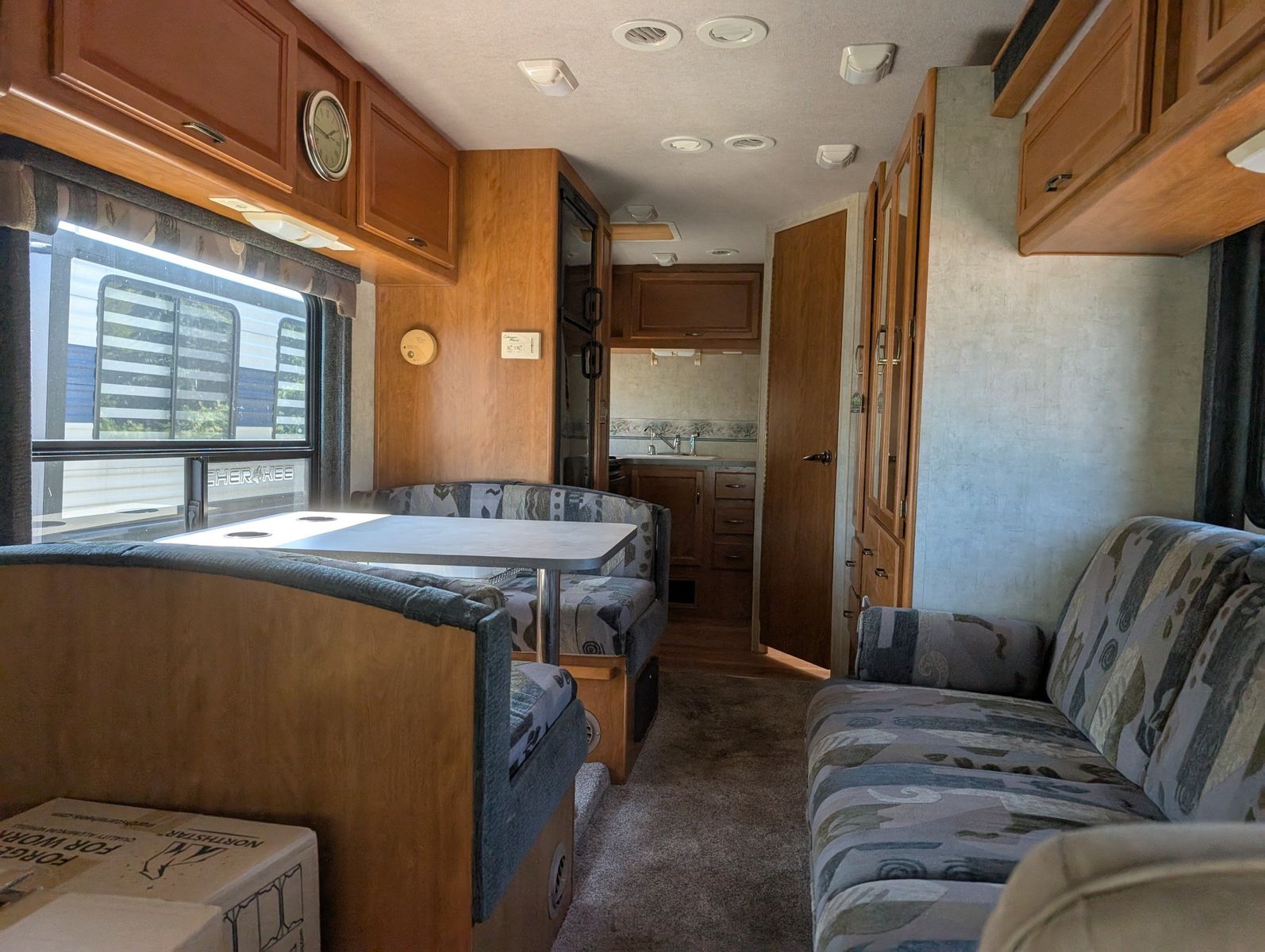 2004 Ford E-Series Chassis 29