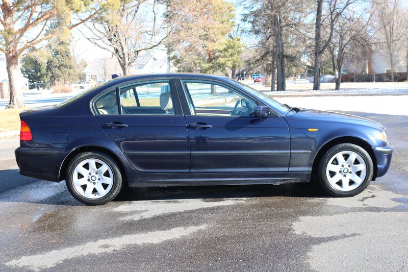 2005 BMW 325xi Photos
