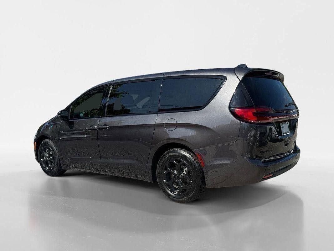 2023 Chrysler Pacifica Hybrid Touring L photo 3