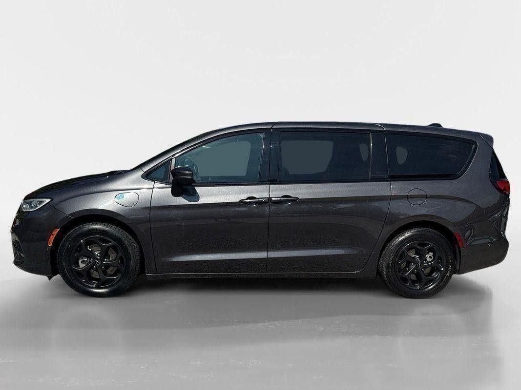 2023 Chrysler Pacifica Hybrid Touring L photo 2