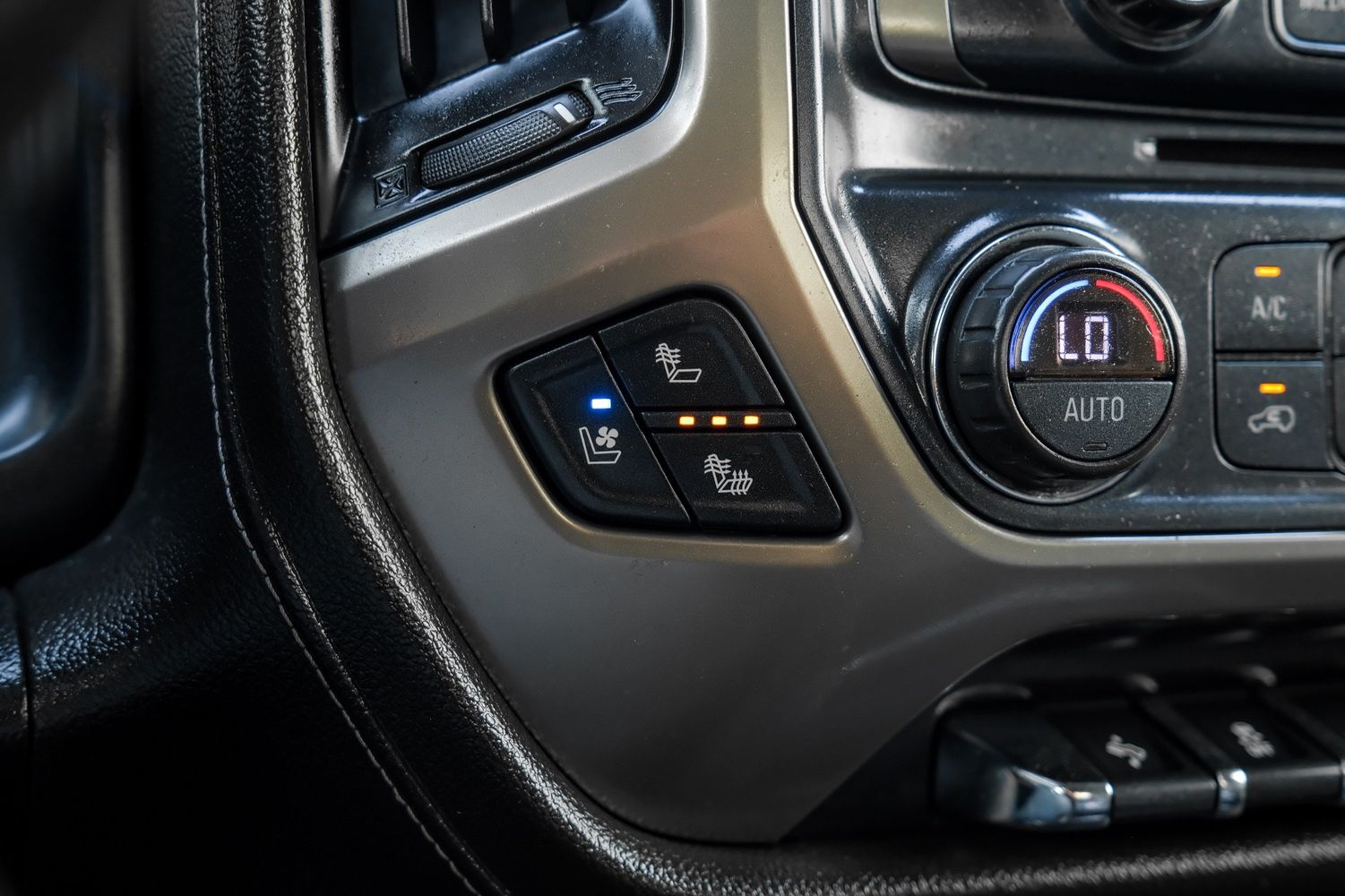 2018 Chevrolet Silverado High Country photo 27