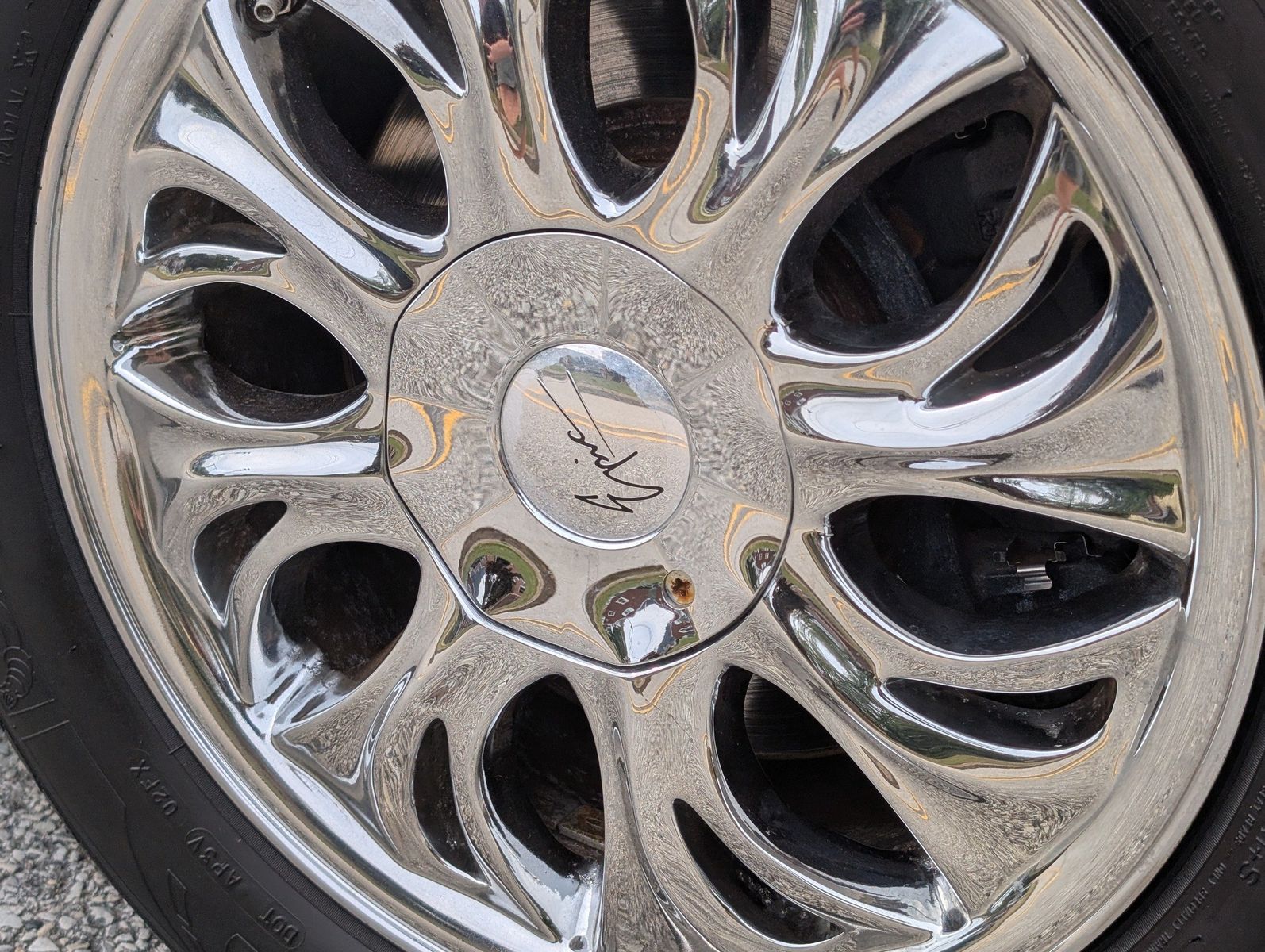 2005 Cadillac DeVille 25