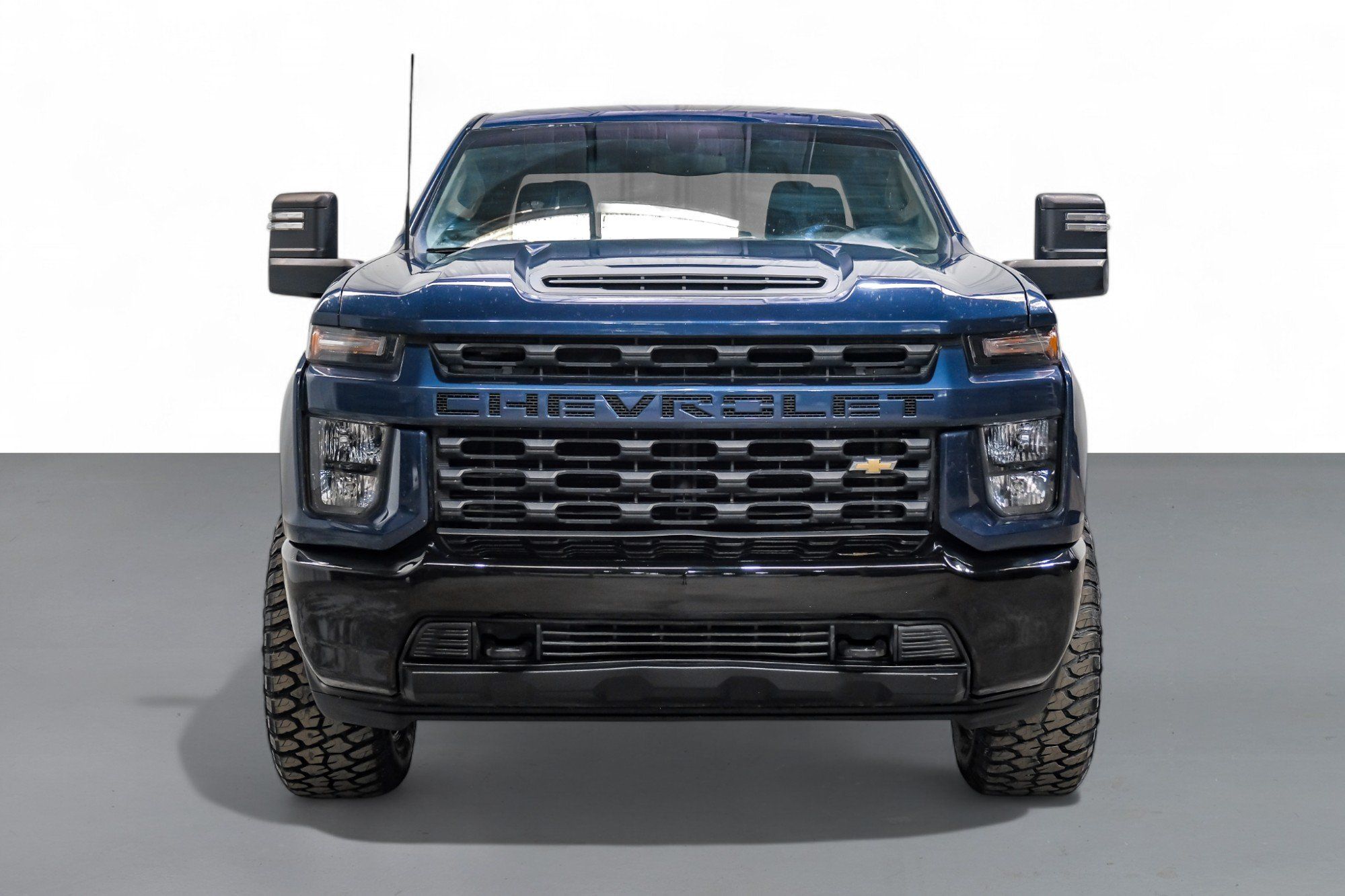 2023 Chevrolet Silverado 2500HD Custom photo 2