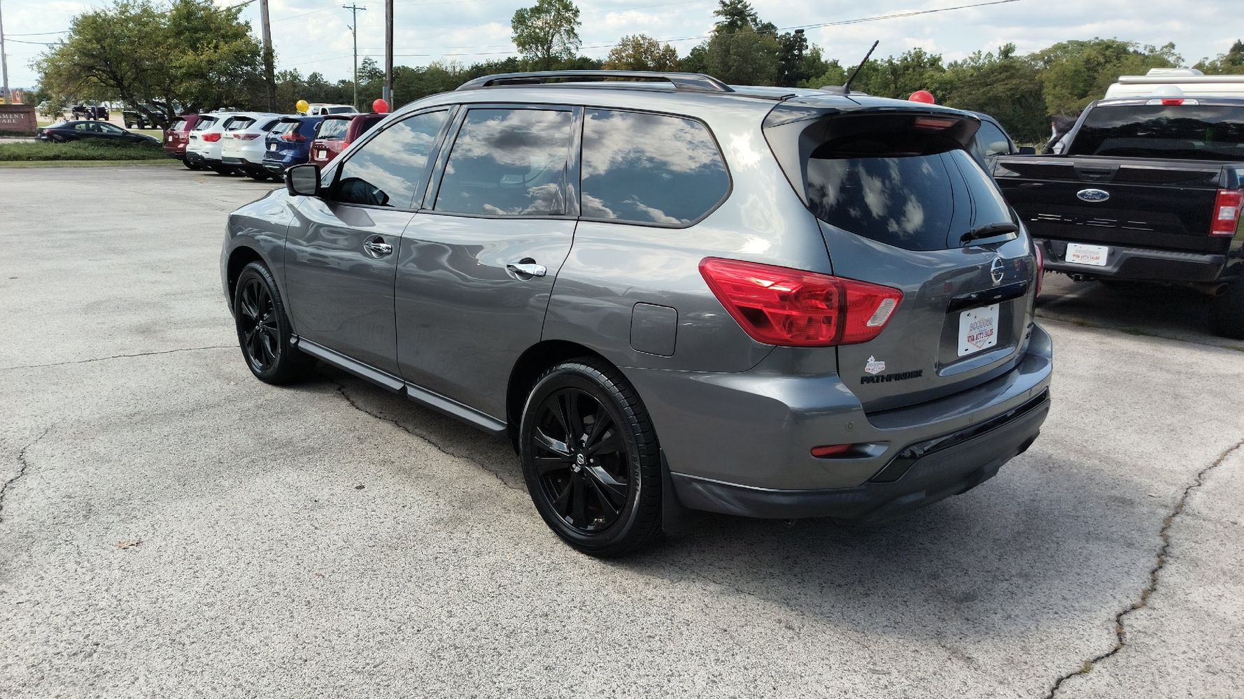 2018 Nissan Pathfinder SL photo 3