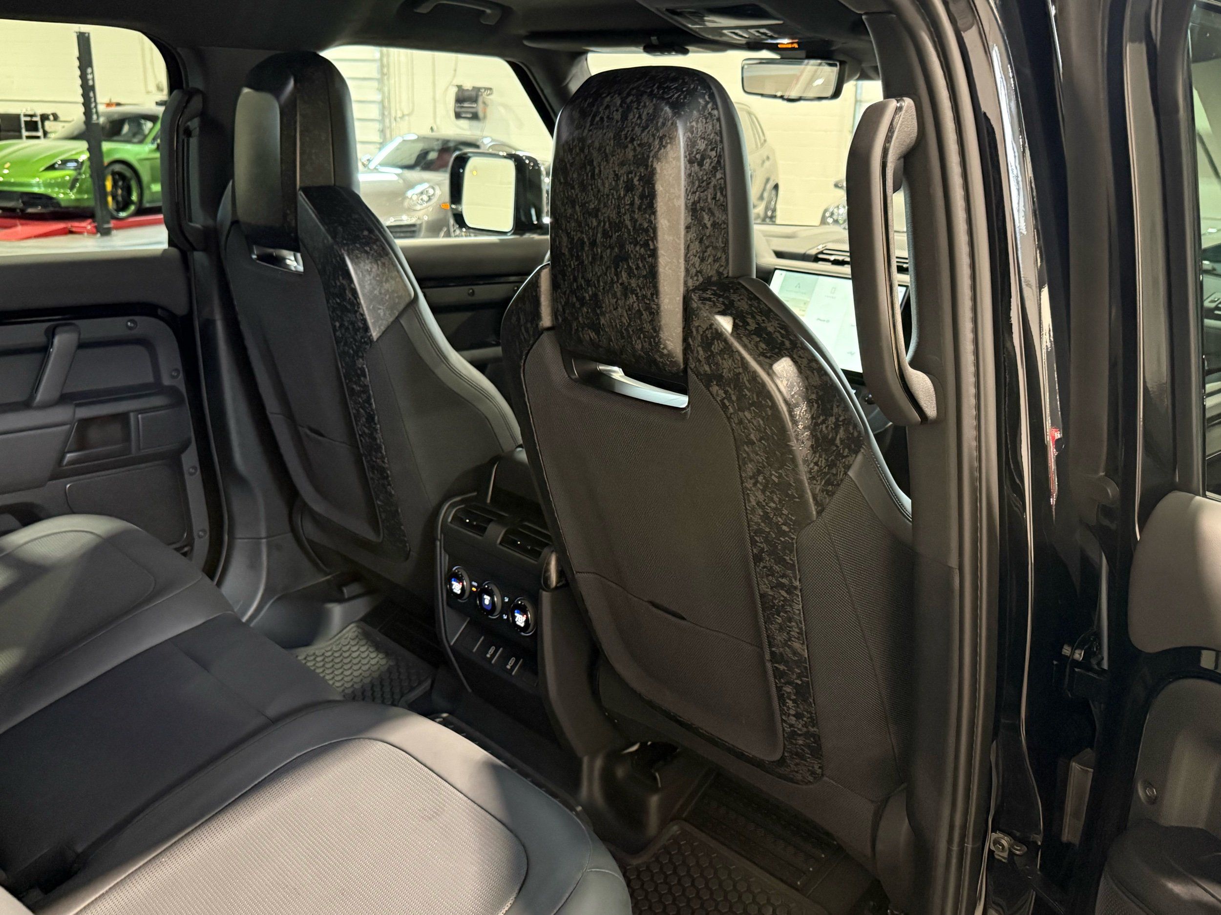 2026 Land Rover Defender P635 OCTA Black, photo 18