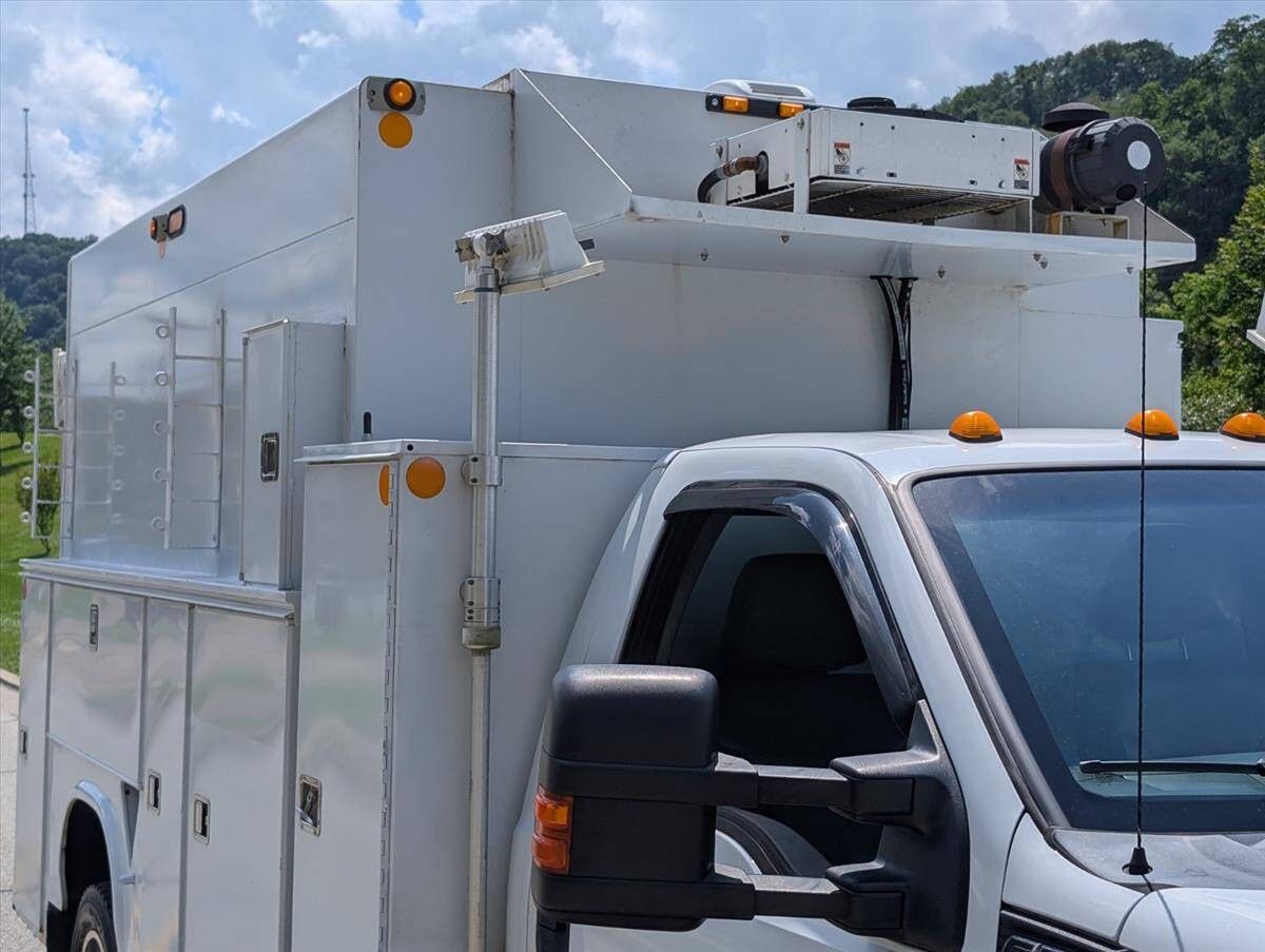 2011 Ford F-550 Super Duty 16