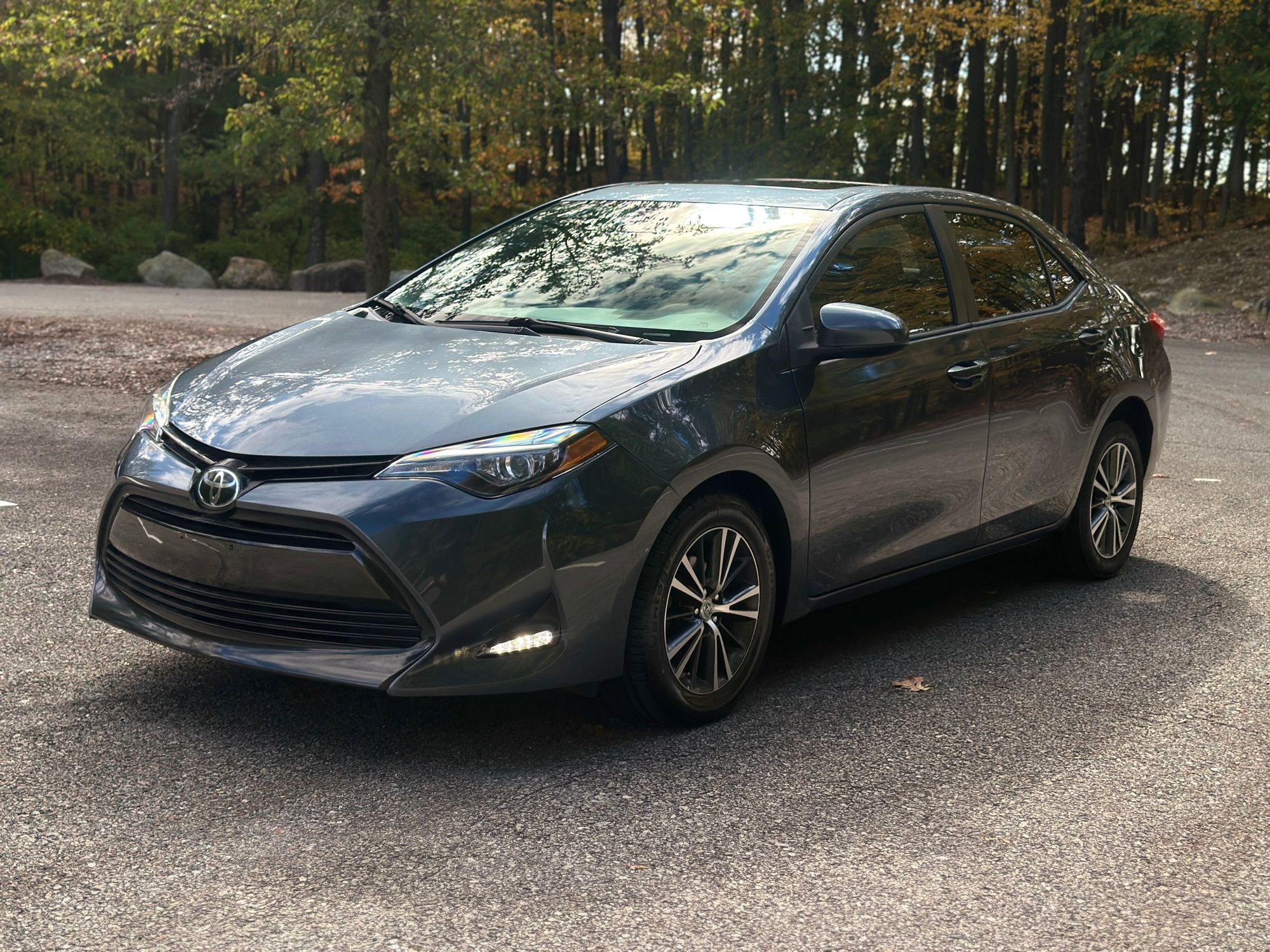 2017 Toyota Corolla LE photo 3