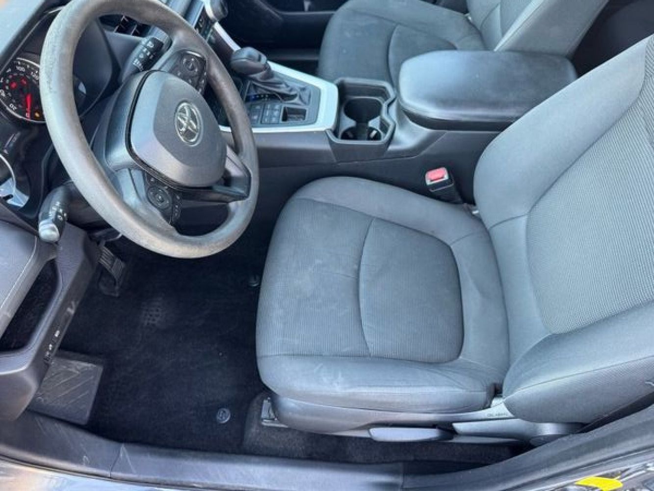 2021 Toyota RAV4 LE photo 9