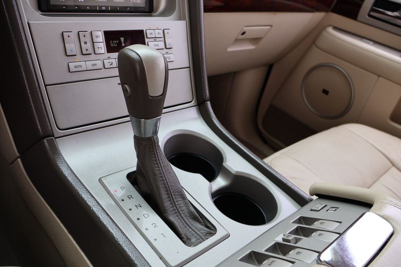 LSD Navigator 5.11 1/2 中古綺麗 2004 Lincoln Navigator Luxury | Victory Motors of Colorado