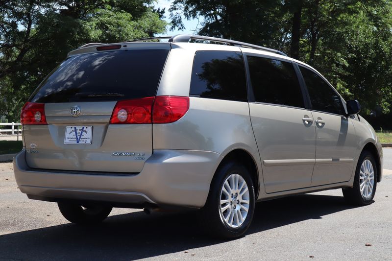 2009 Toyota Sienna Photos