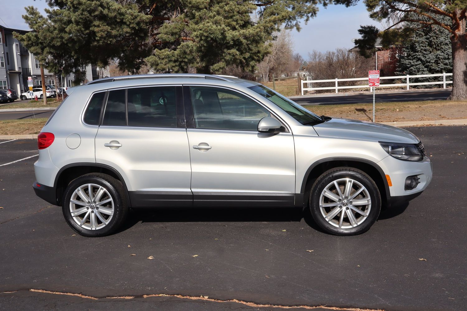 2014 Volkswagen Tiguan SE photo 2