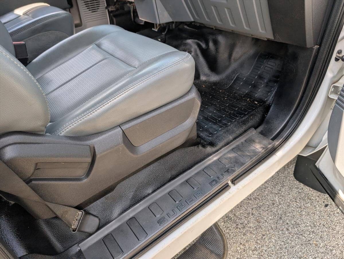 2011 Ford F-550 Super Duty 29