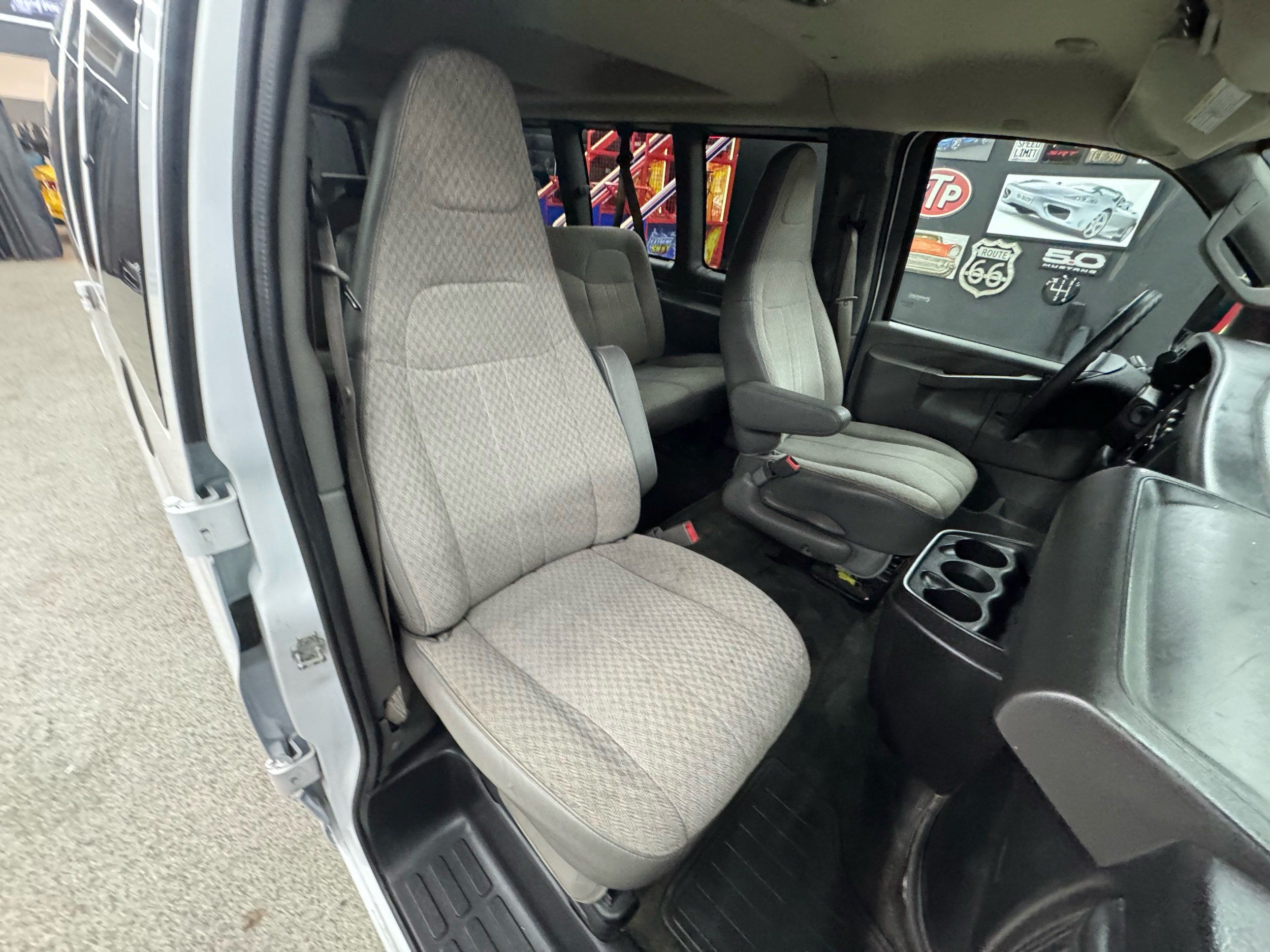 2017 Chevrolet Express Passenger LS - Photo 16