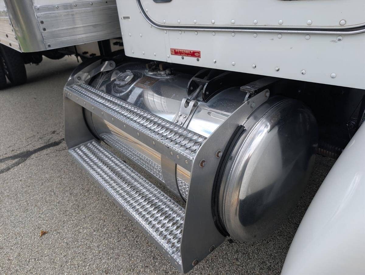 2007 Peterbilt 335 29