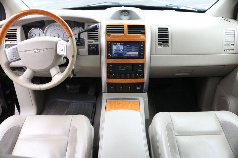 2008 Chrysler Aspen Photos