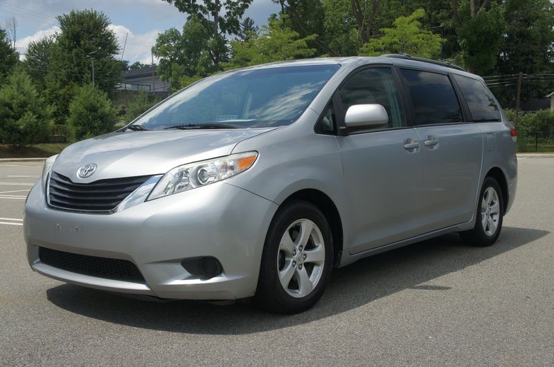 2011 toyota best sale sienna 8 passenger