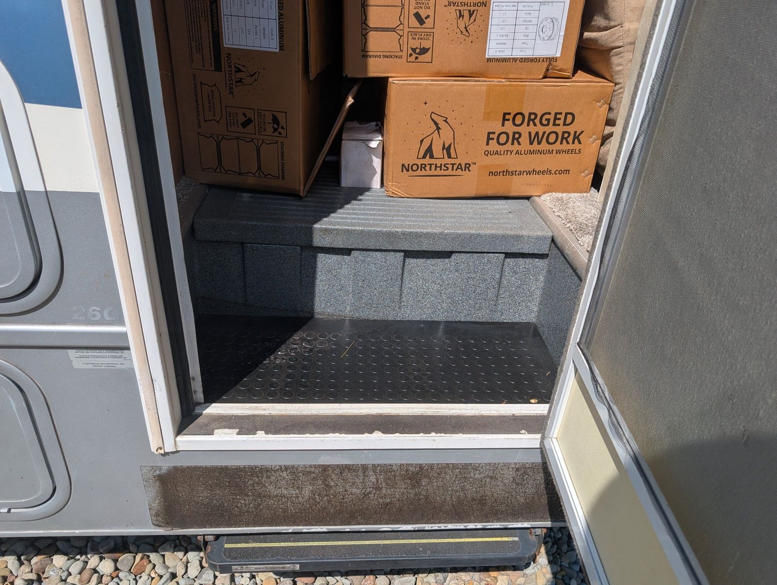 2004 Ford E-Series Chassis 75