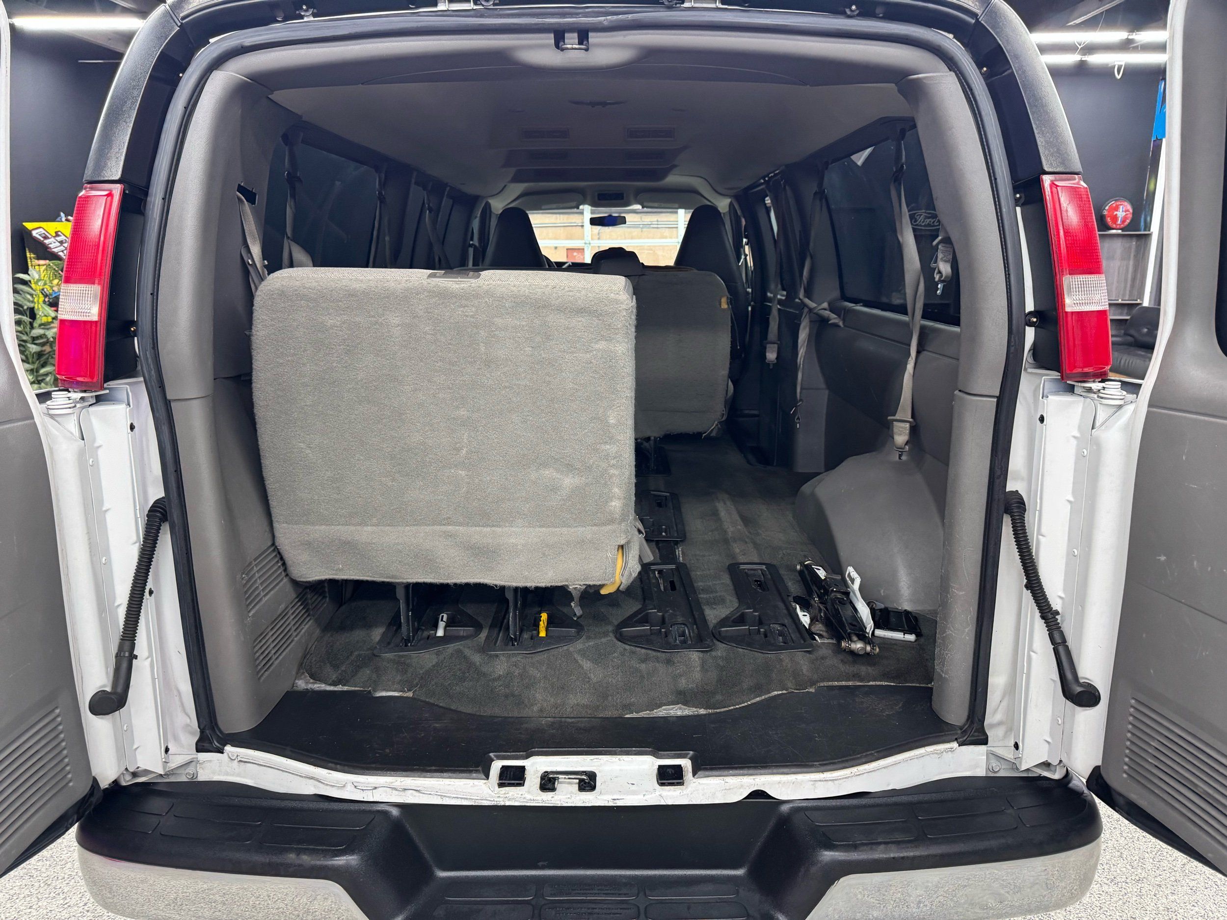 2017 Chevrolet Express Passenger LS - Photo 12