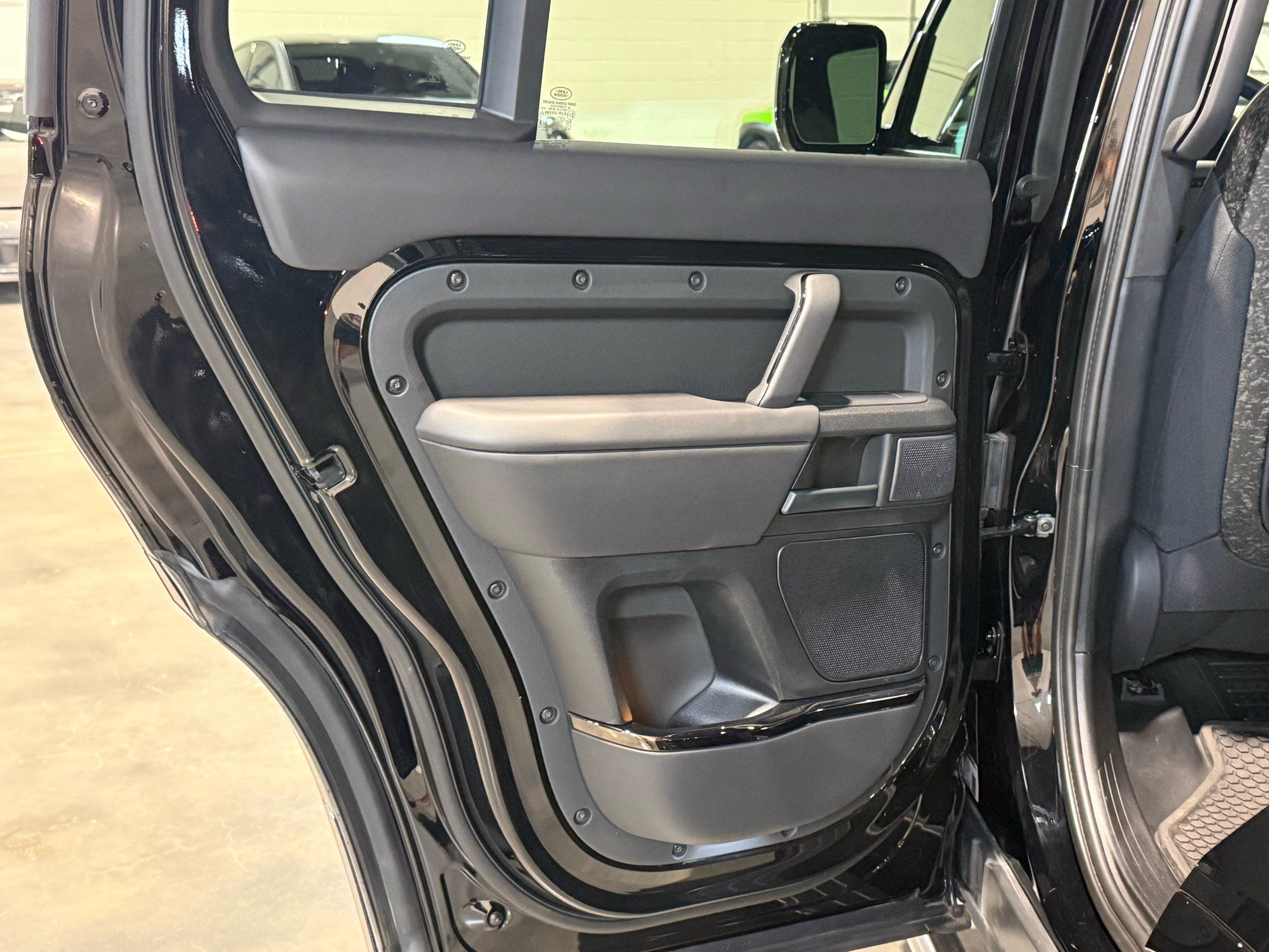 2026 Land Rover Defender P635 OCTA Black, photo 12