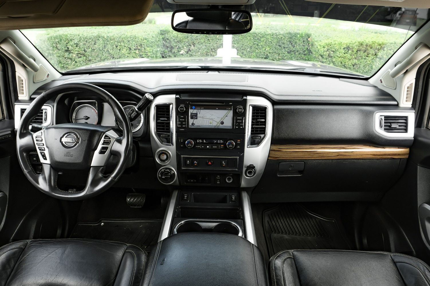 2017 Nissan Titan SL photo 18