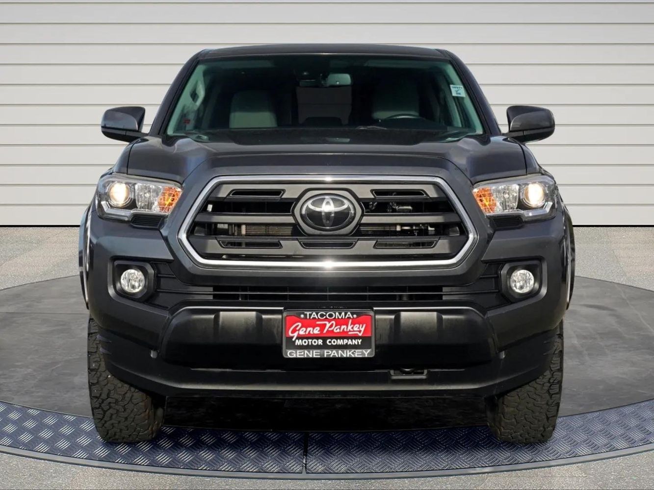 2018 Toyota Tacoma SR5 photo 2