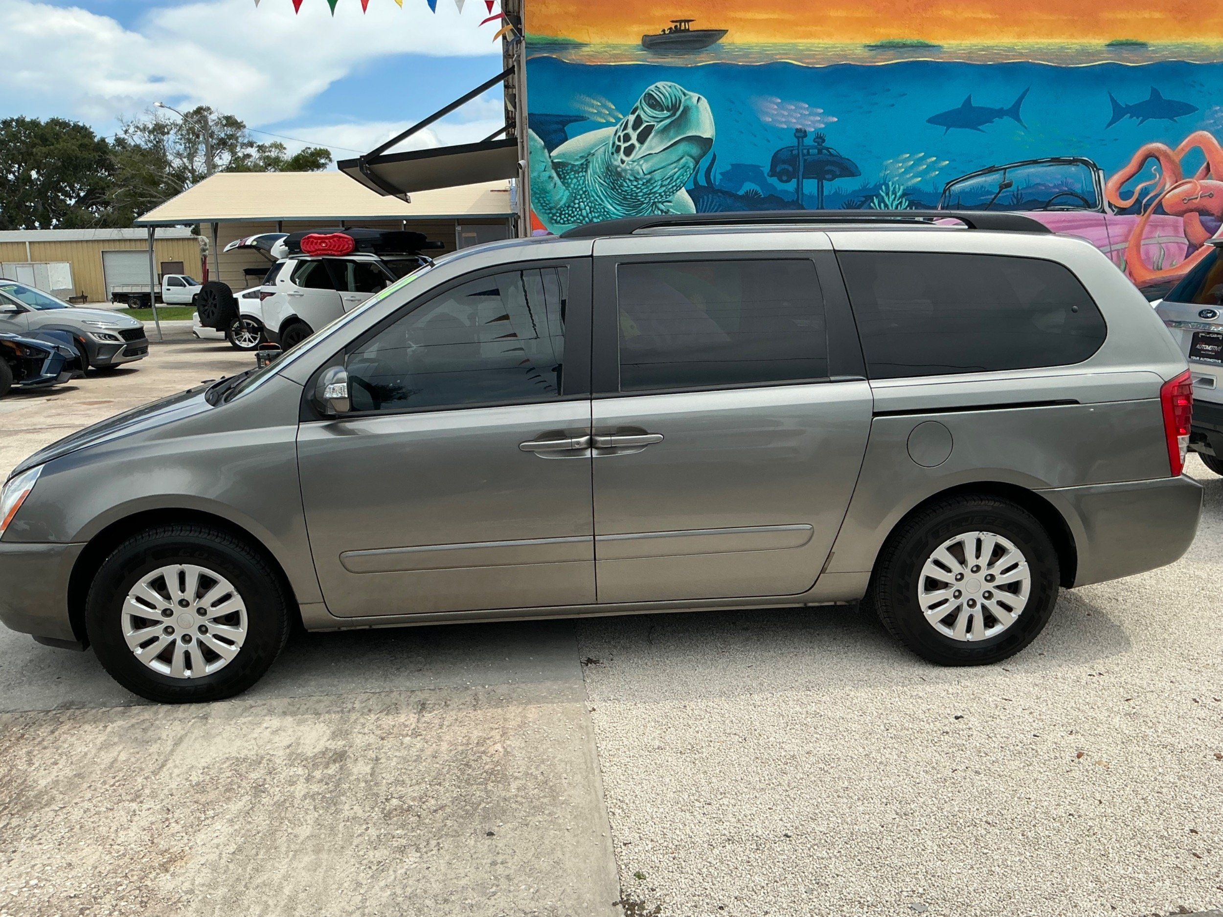 2012 Kia Sedona LX photo 2