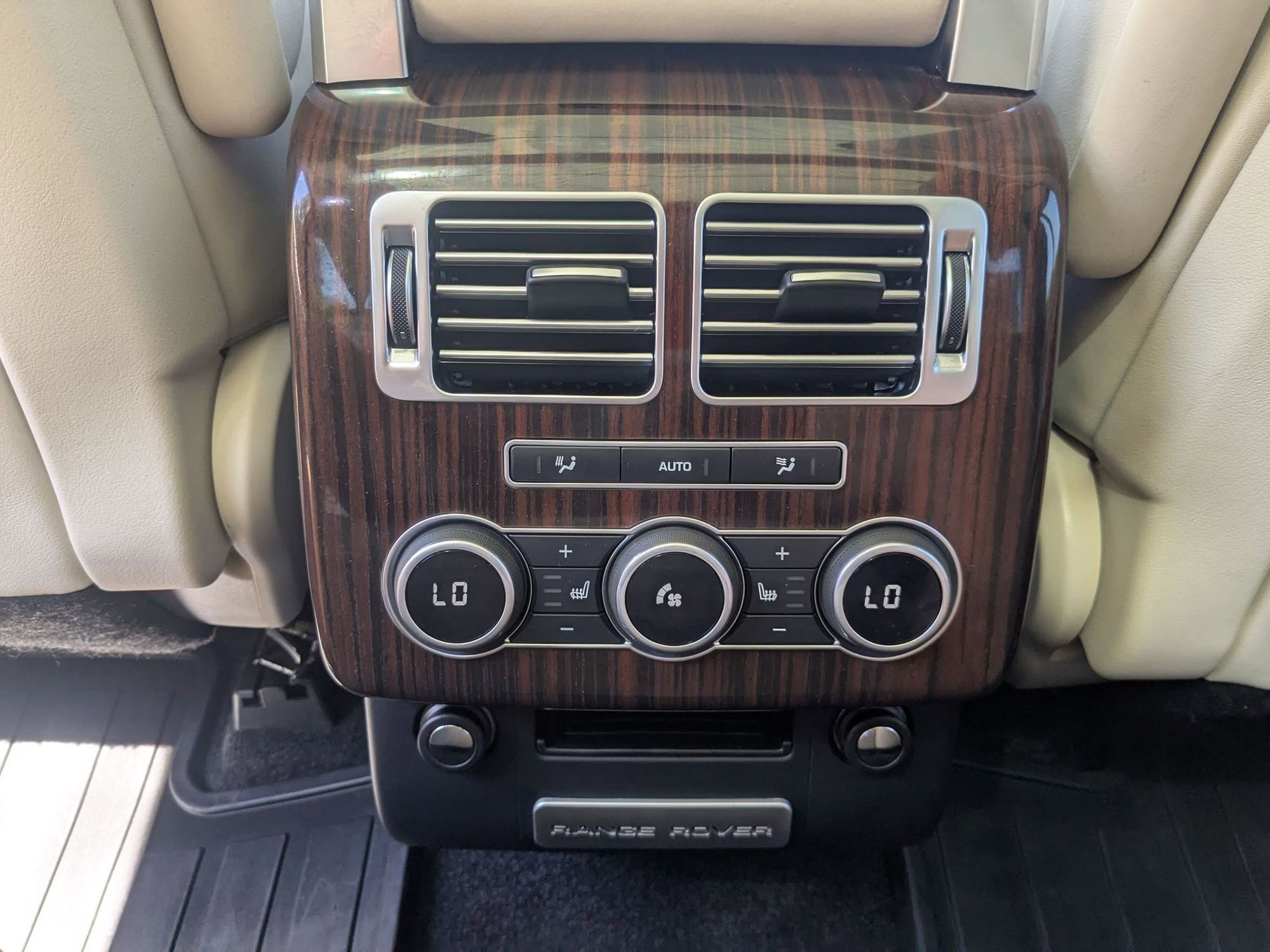 2016 Land Rover Range Rover HSE photo 14