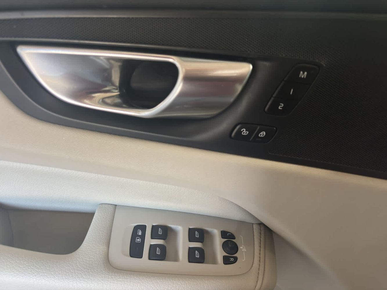 2022 Volvo XC60 B5 Momentum photo 20