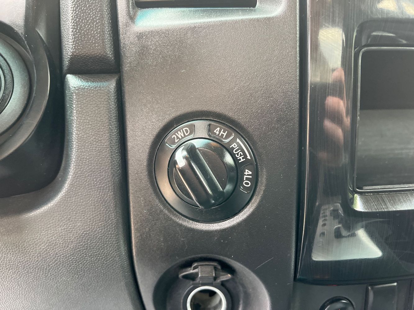 2014 Nissan Titan SV photo 14