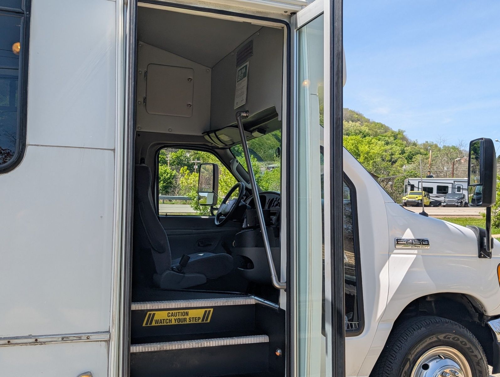 2007 Ford E-450 Cutaway 25