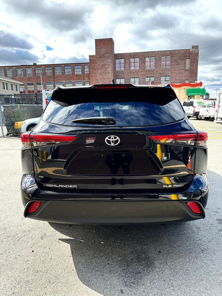 2021 Toyota Highlander XLE photo 3