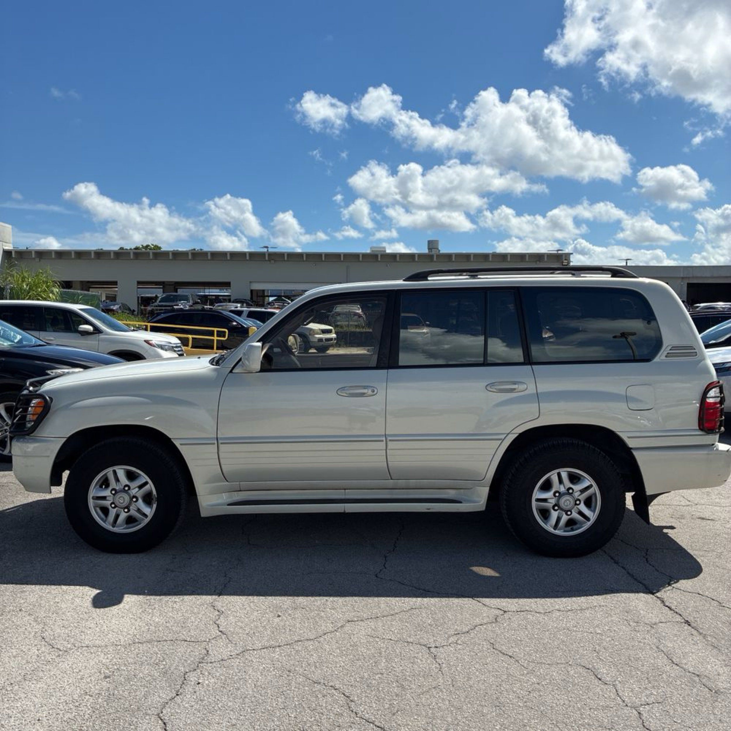 2000 Lexus LX 470 photo 26