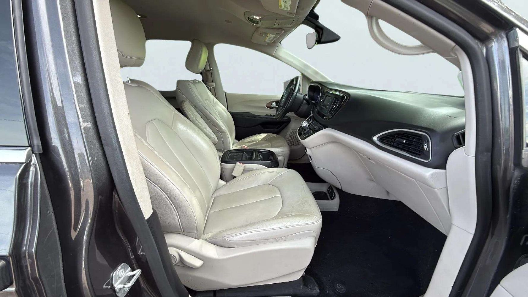 2017 Chrysler Pacifica Touring L photo 18