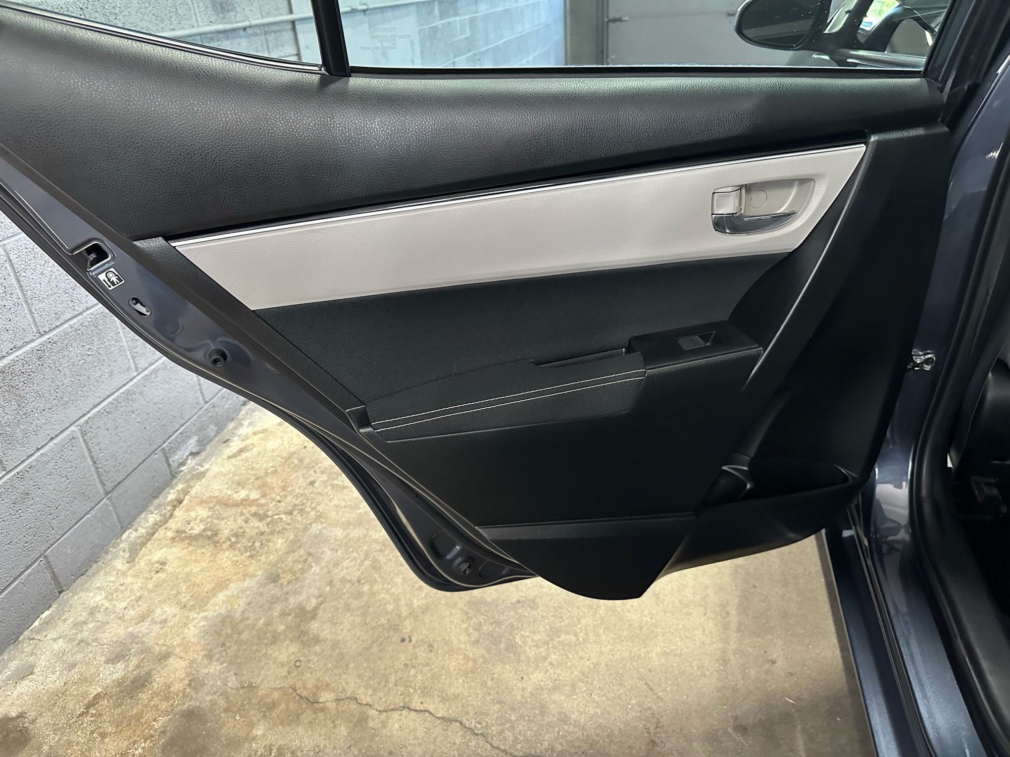 2018 Toyota Corolla LE photo 19