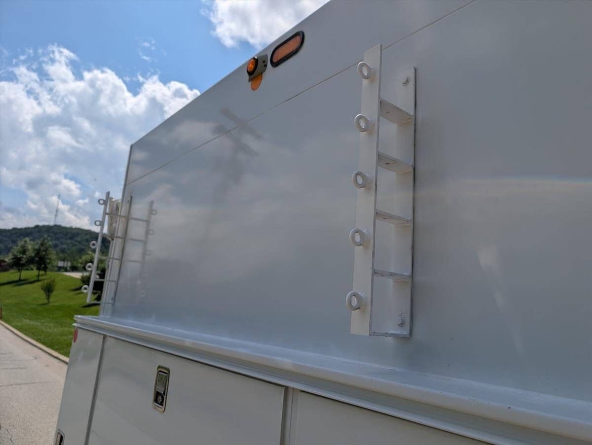 2011 Ford F-550 Super Duty 38