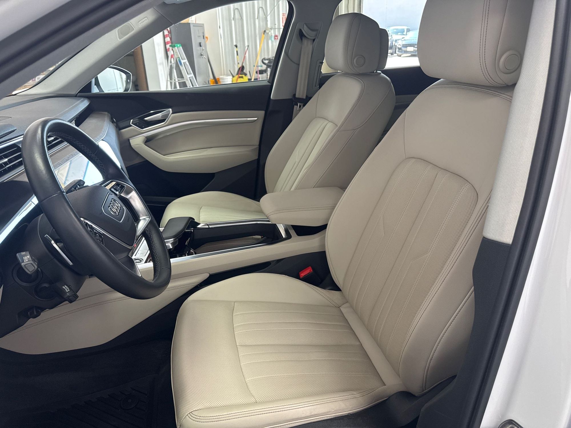 2022 Audi e-tron Premium Plus photo 9