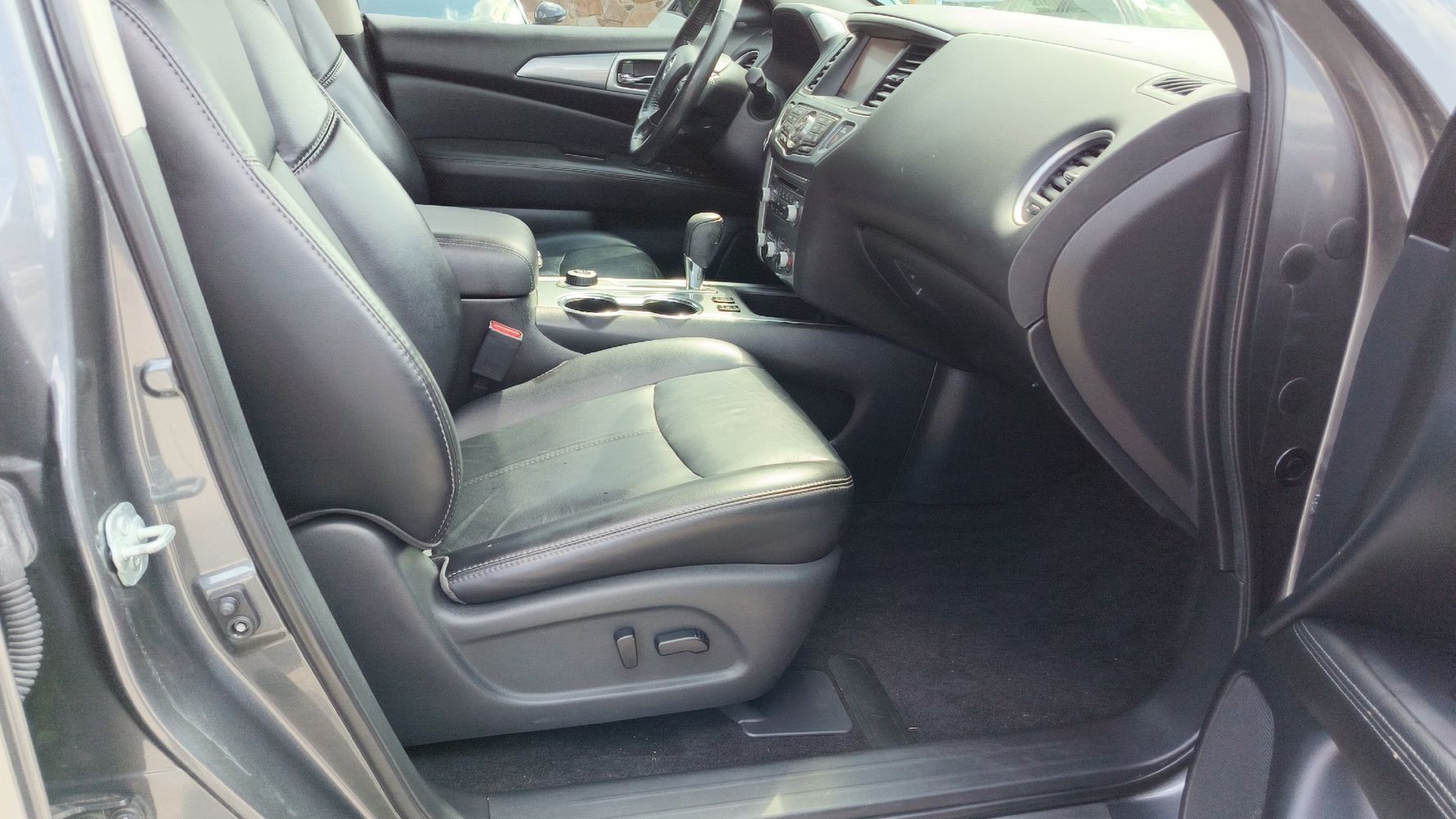 2018 Nissan Pathfinder SL photo 12