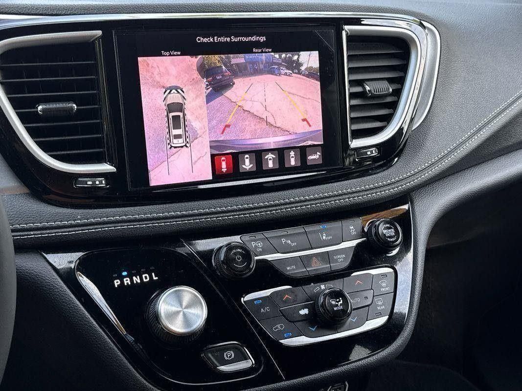 2023 Chrysler Pacifica Hybrid Touring L photo 12