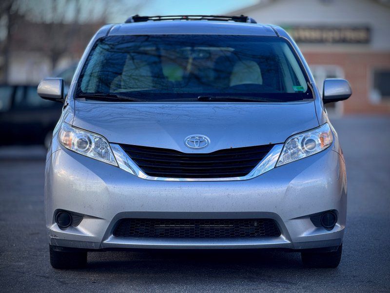2012 Toyota Sienna LE photo 2