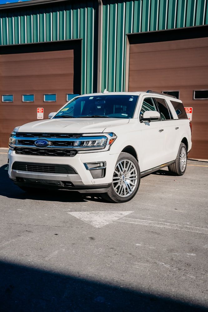 2023 Ford Expedition Limited's photo
