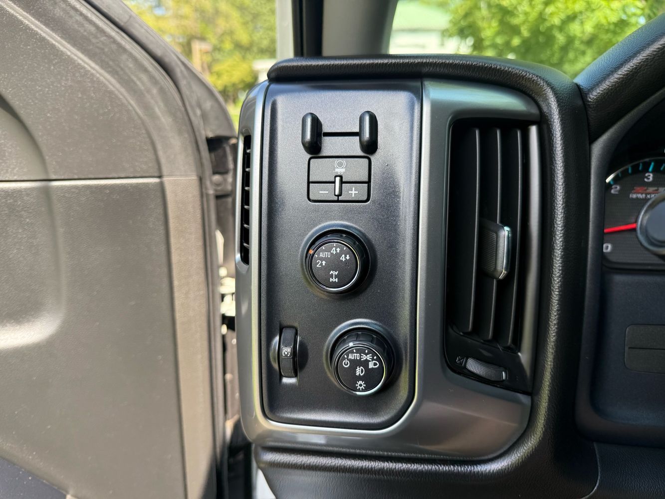2016 Chevrolet Silverado 1500 LT Z71 photo 12