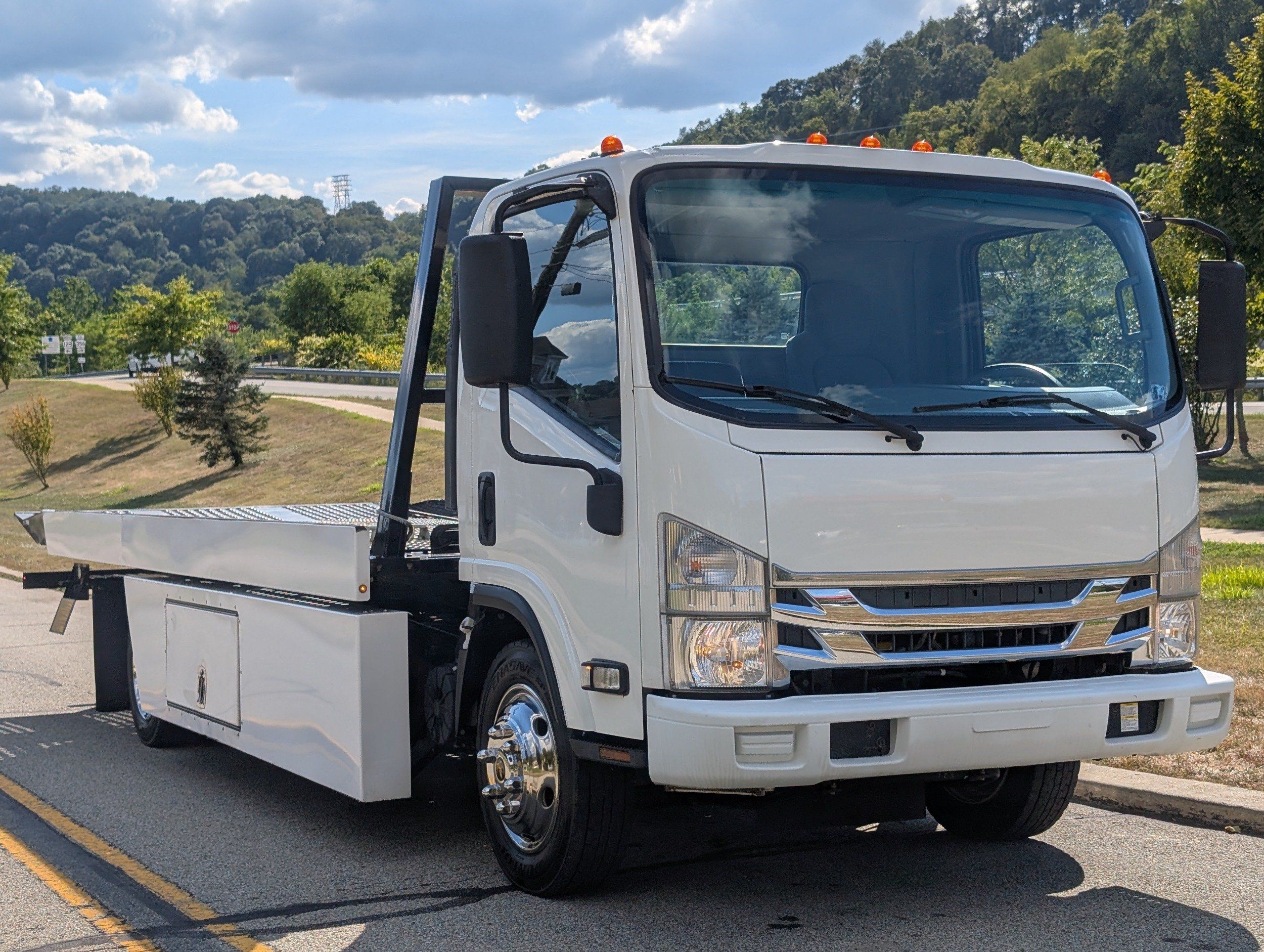 2021 Isuzu NRR photo 2