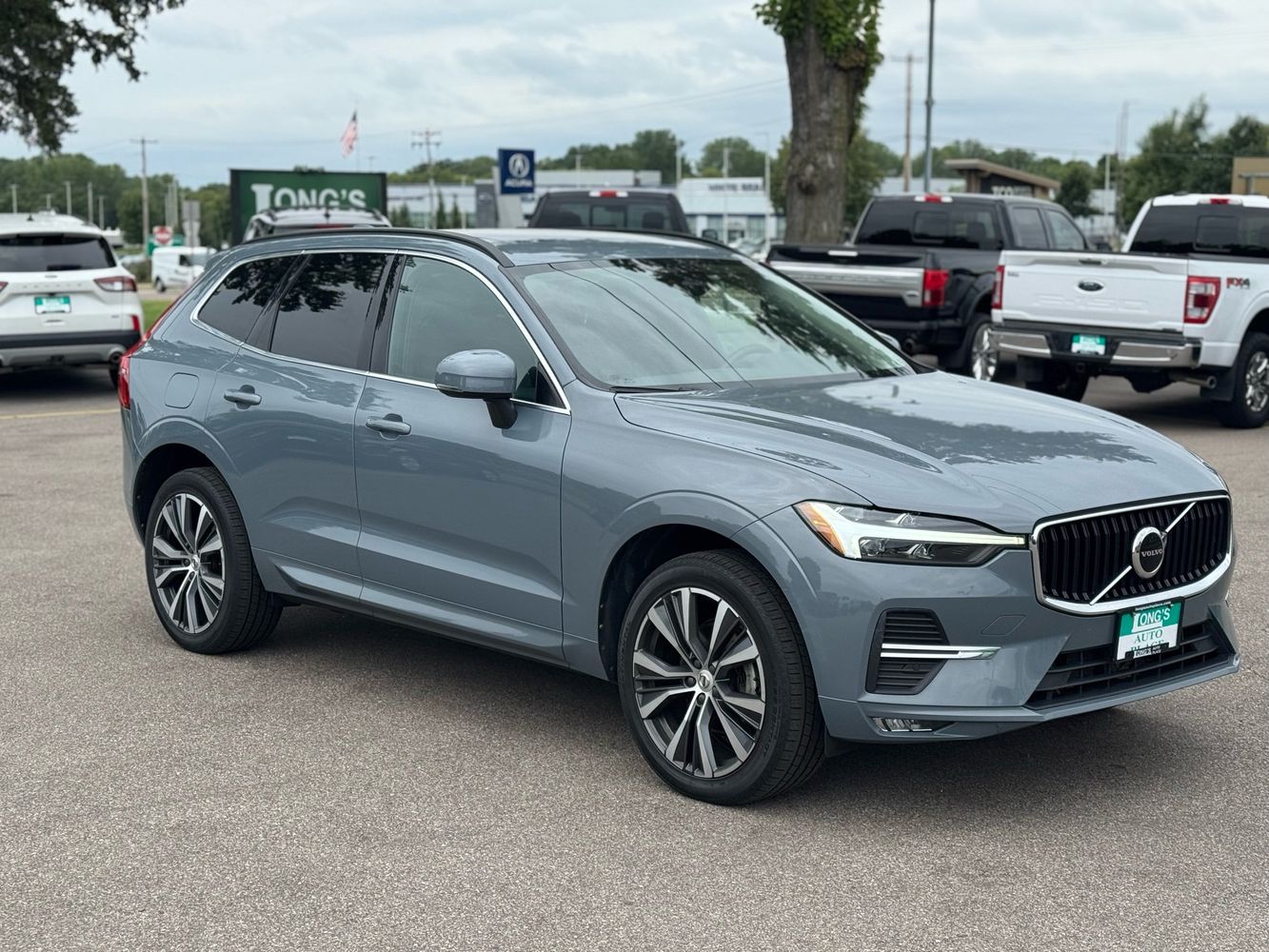 2022 Volvo XC60 Momentum photo 2