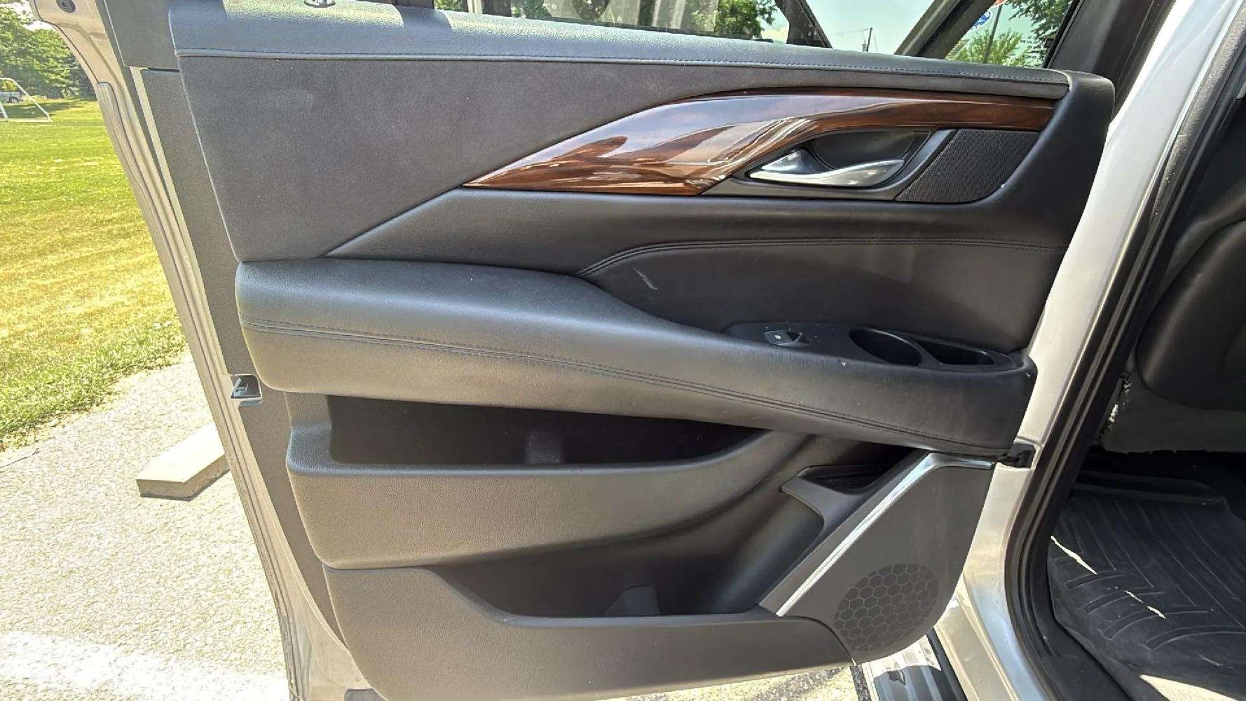 2017 Cadillac Escalade ESV Luxury photo 18