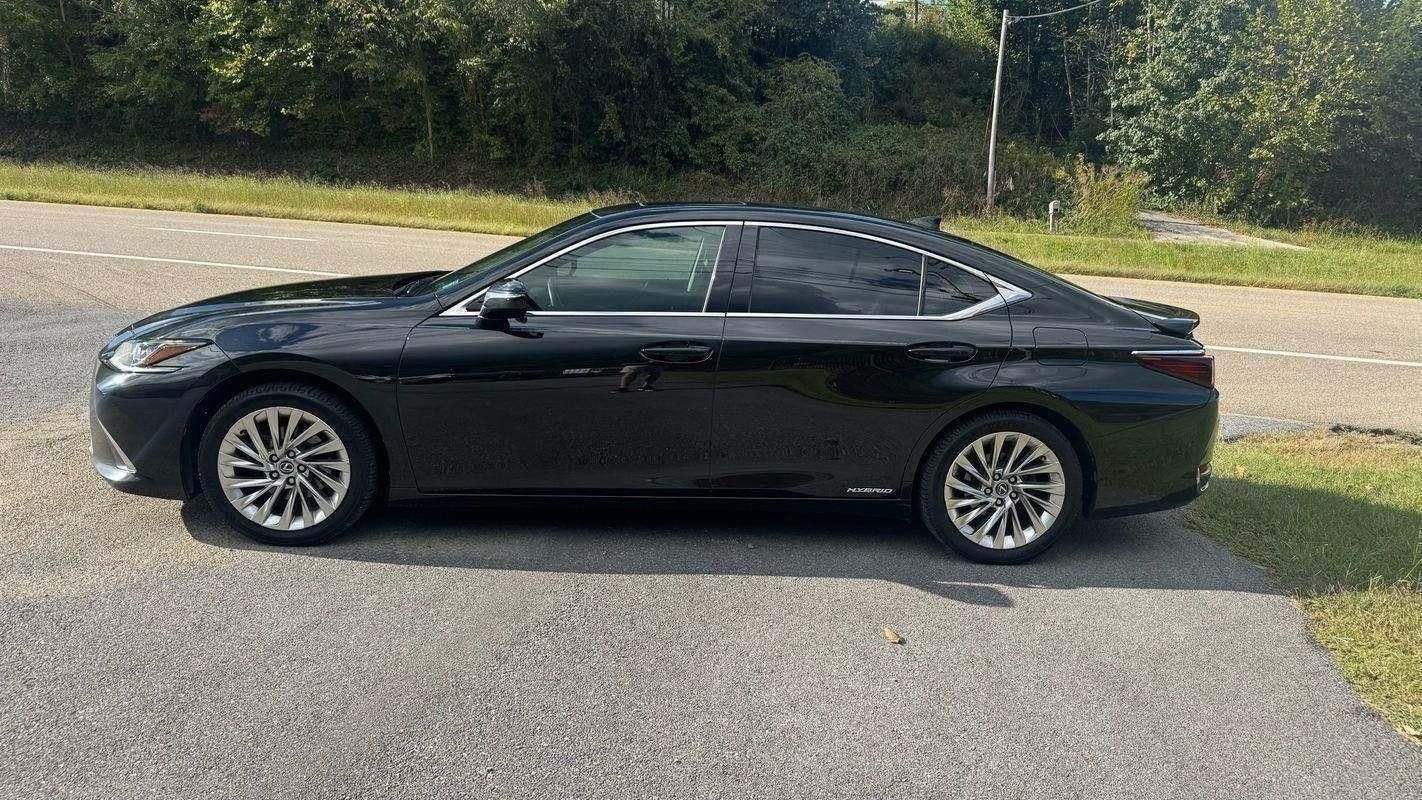 2020 Lexus ES 300h Luxury photo 2