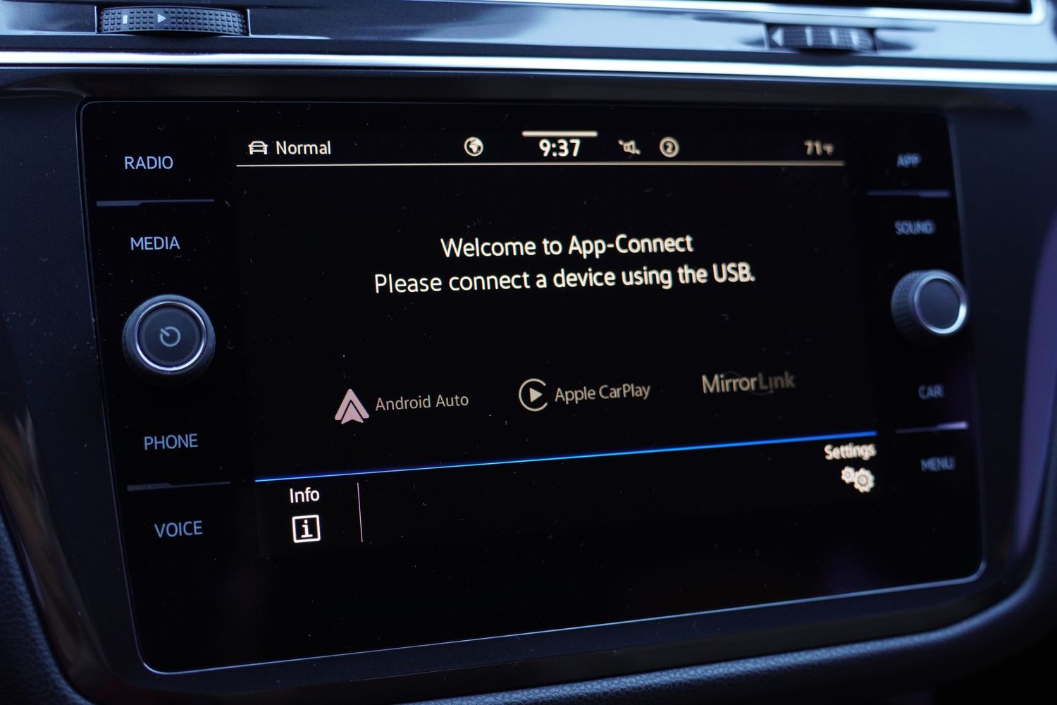 2022 Volkswagen Tiguan SE photo 24