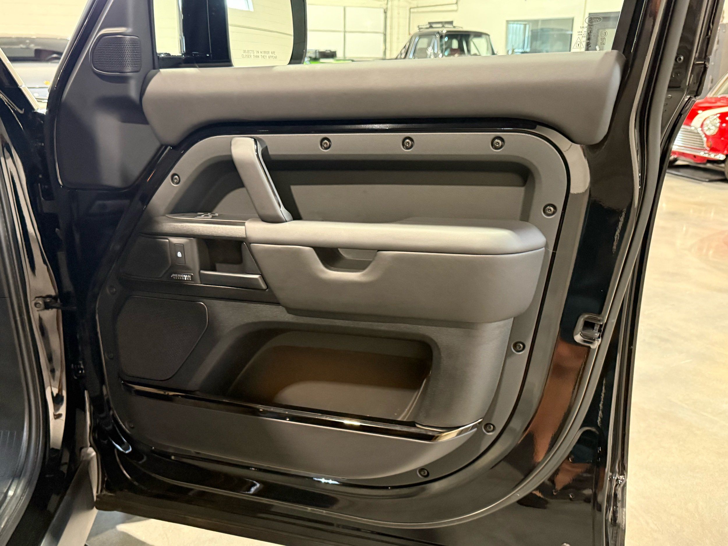 2026 Land Rover Defender P635 OCTA Black, photo 22