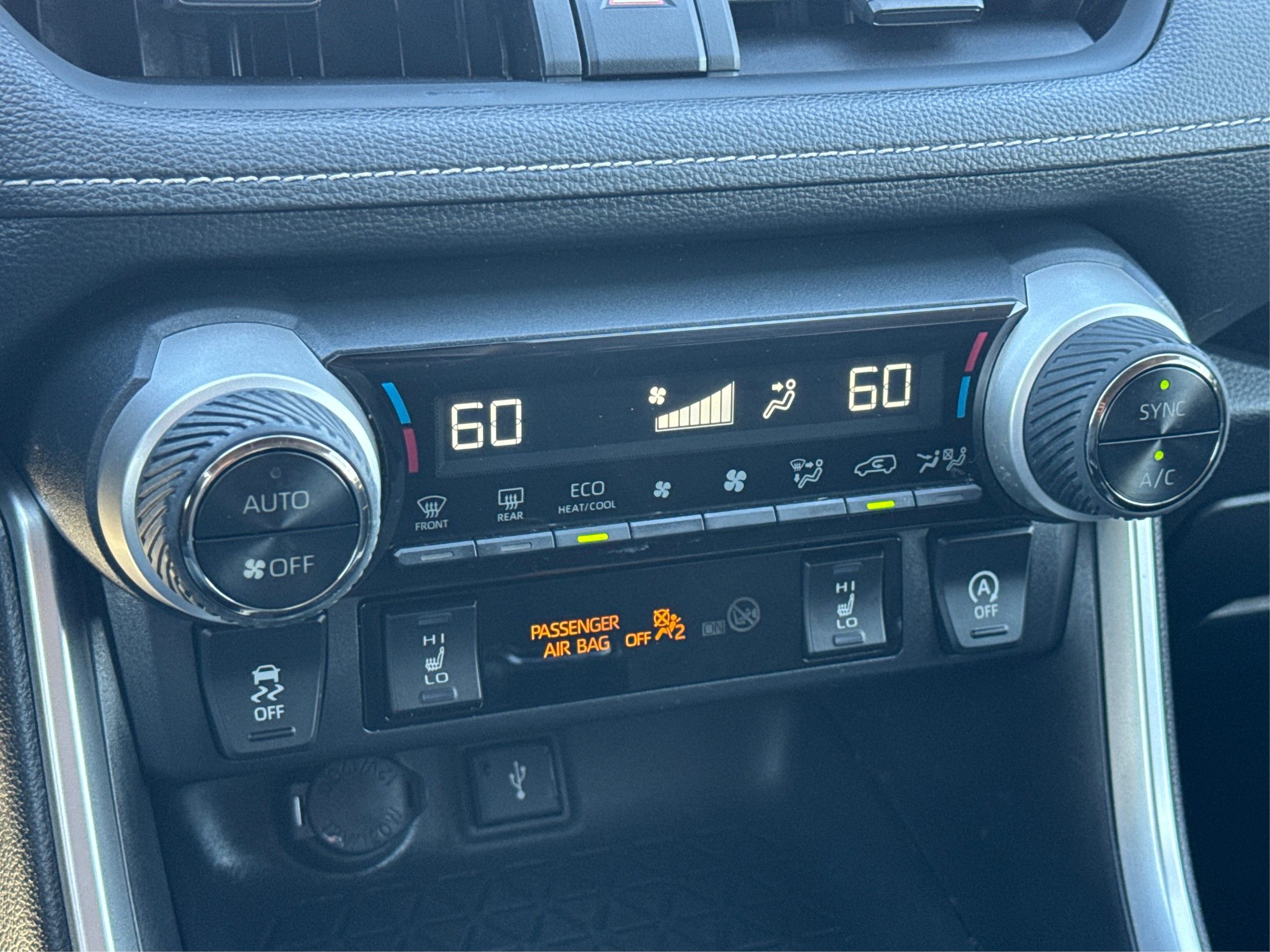2020 Toyota RAV4 XLE photo 33