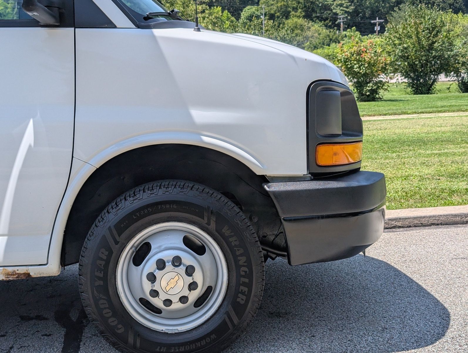 2009 Chevrolet Express Cutaway 17